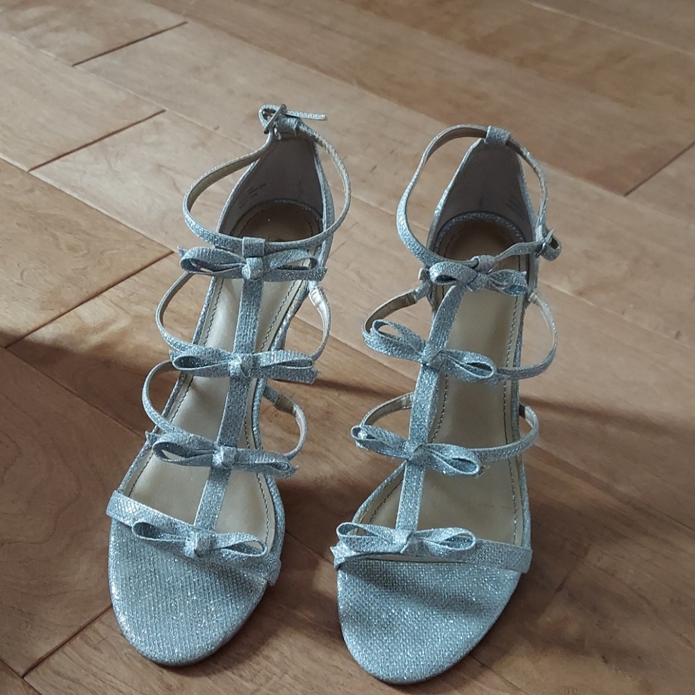 Silver pumps. 4 bows down the front. Worn 1 time.
